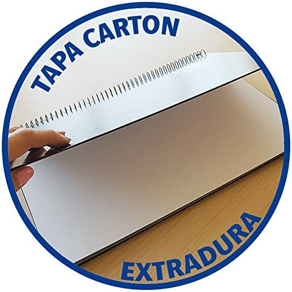 Notizbuchdeckel wird von einer Hand geöffnet, mit den Worten 'TAPA CARTON' und 'EXTRADURA'.