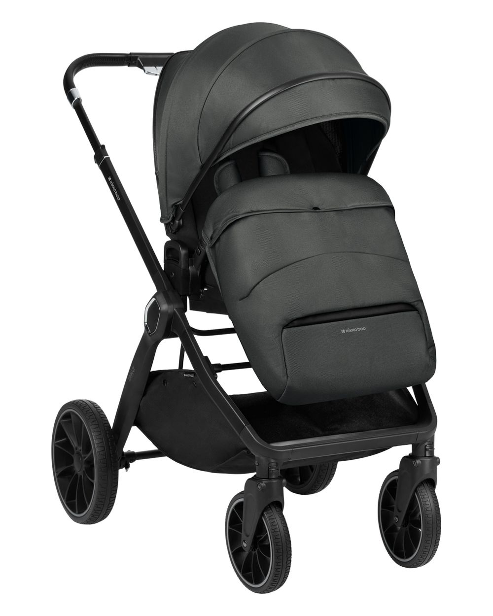 Ein schwarz-grauer Kinderwagen mit dunkelgrauem Sitz und Verdeck, vor weißem Hintergrund.