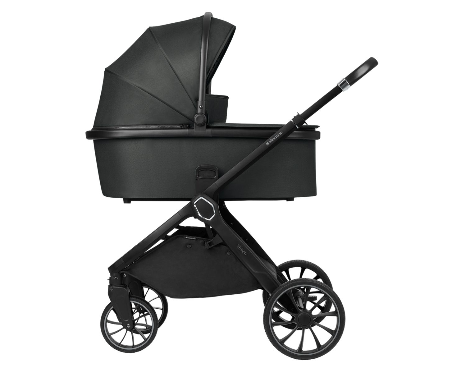 Ein schwarzer Kinderwagen mit Babywanne auf weißem Hintergrund. Der Kinderwagen ist mit „Tiffany“ beschriftet.