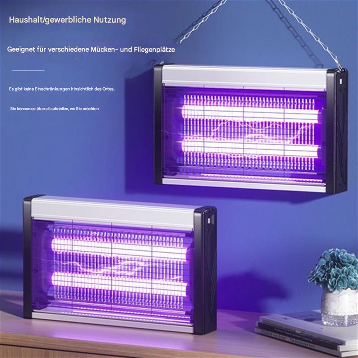 Zwei Mückenvernichter-Lampen mit UV-Licht, vor lila Hintergrund.