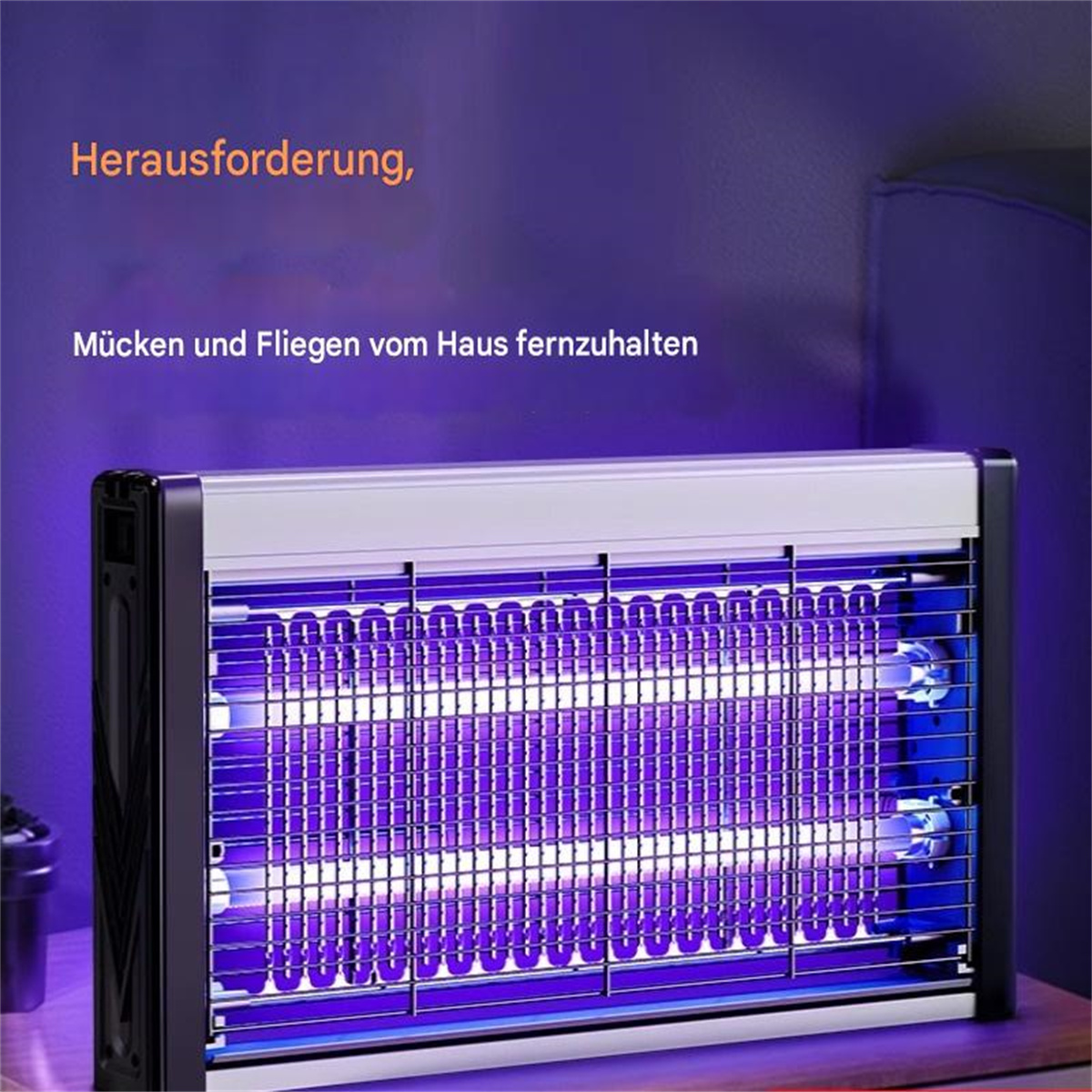 Ein Mückenvernichter mit UV-Licht vor lila Hintergrund.