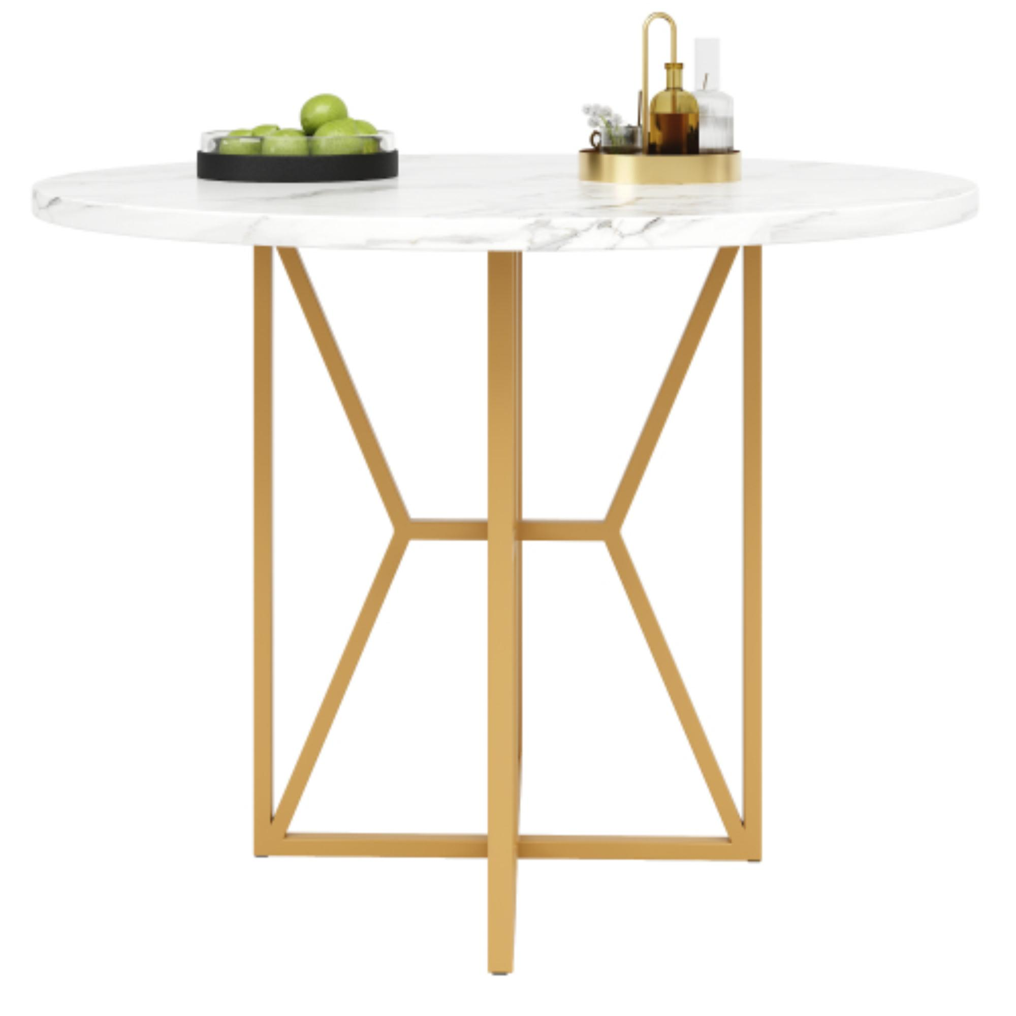 Ein runder weißer Marmortisch mit goldenen Beinen. Ein Tablett mit Gegenständen steht auf dem Tisch.