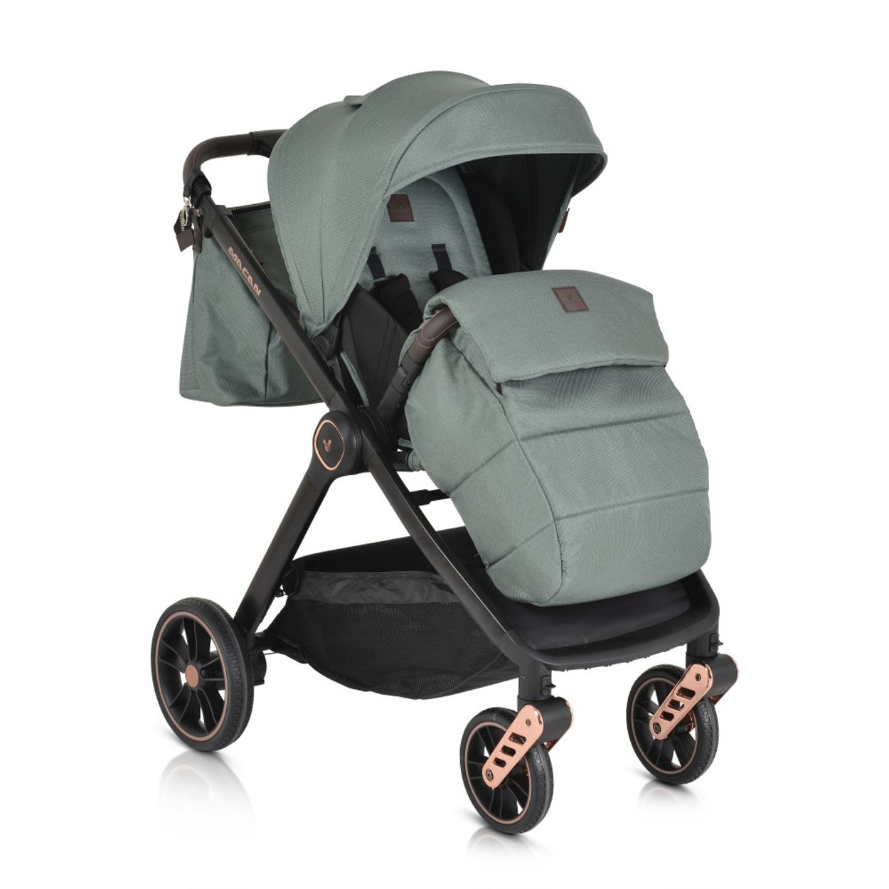 Grüner Kinderwagen mit Zubehör, darunter eine Tasche. Schwarzer Rahmen mit roségoldenen Akzenten. Weißer Hintergrund.