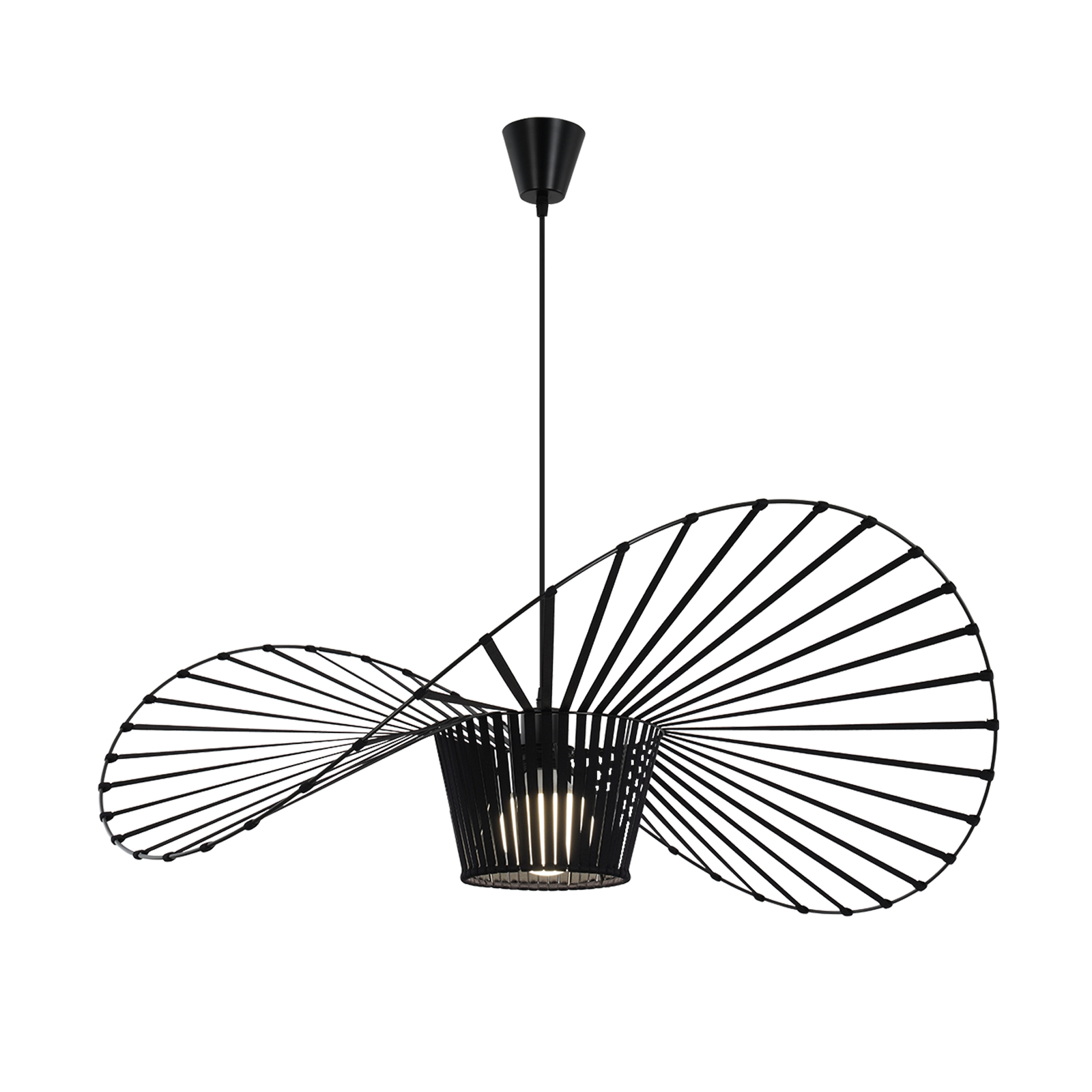 Una lampada a sospensione nera a forma di ventaglio è appesa al soffitto. La luce è accesa e illumina lo spazio.