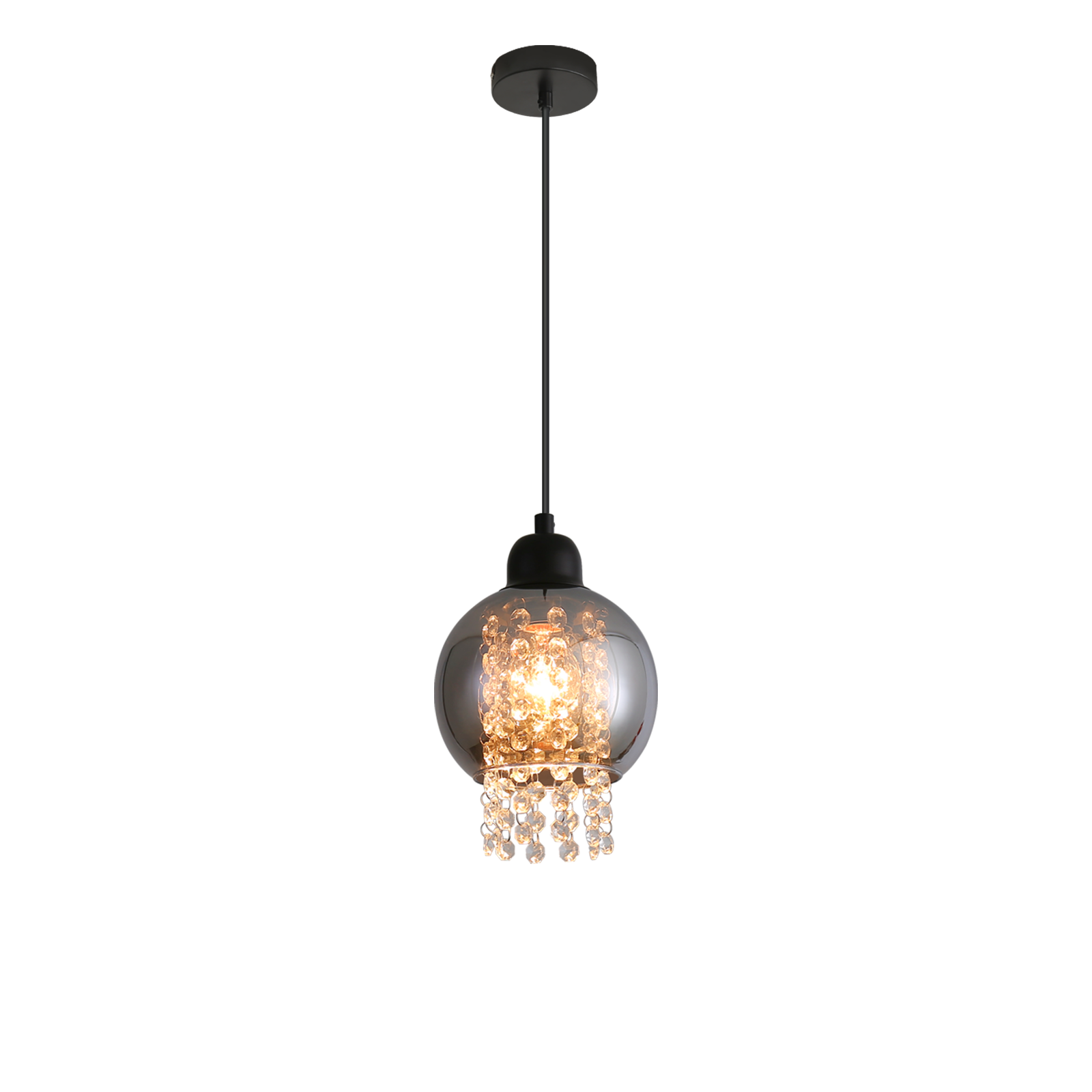 Una lampada a sospensione con un paralume in vetro grigio e dettagli in cristallo. Lo sfondo è bianco.