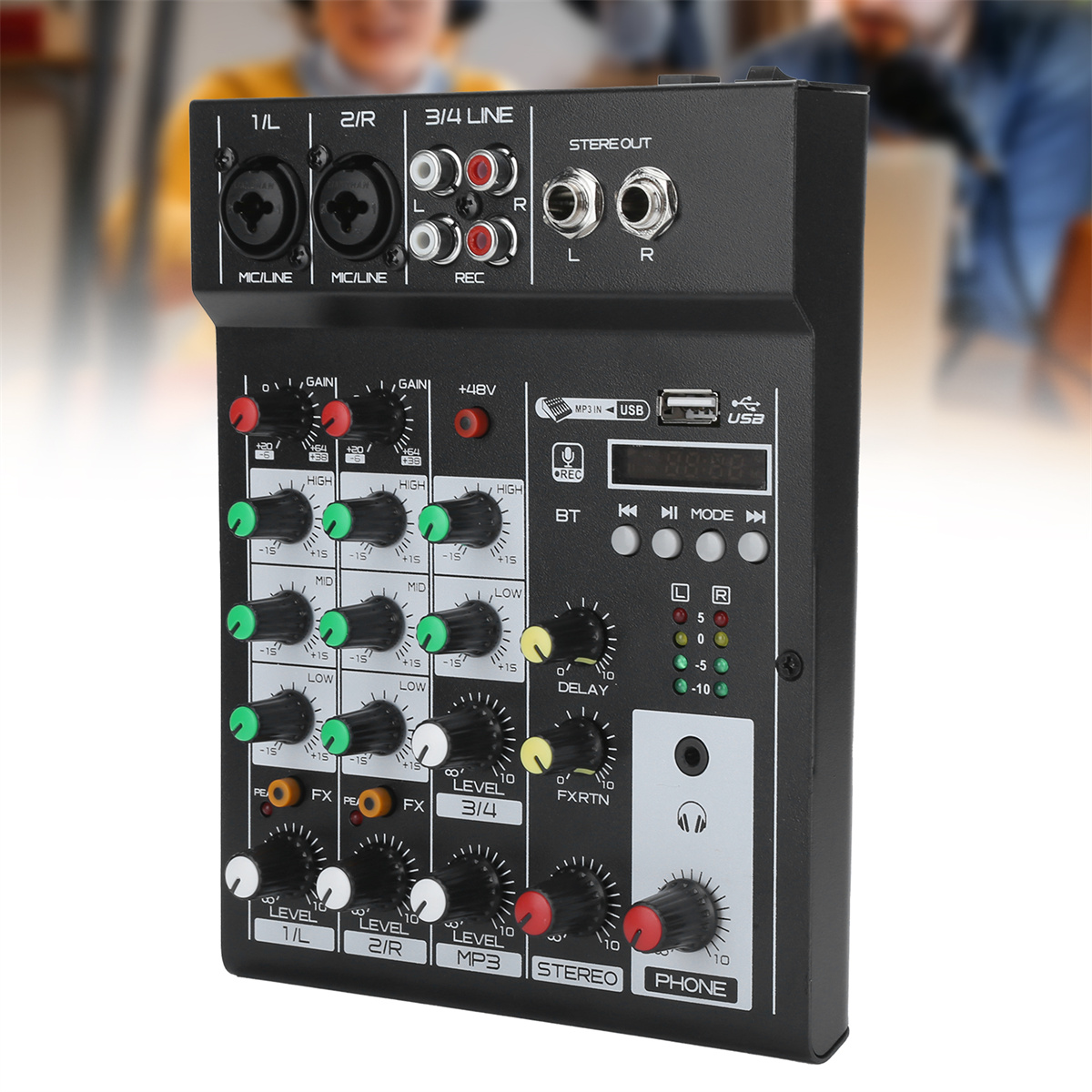 Ein schwarzer Audiomixer mit Knöpfen, Tasten und verschiedenen Eingangs-/Ausgangsanschlüssen. Ein digitales Display ist ebenfalls sichtbar.