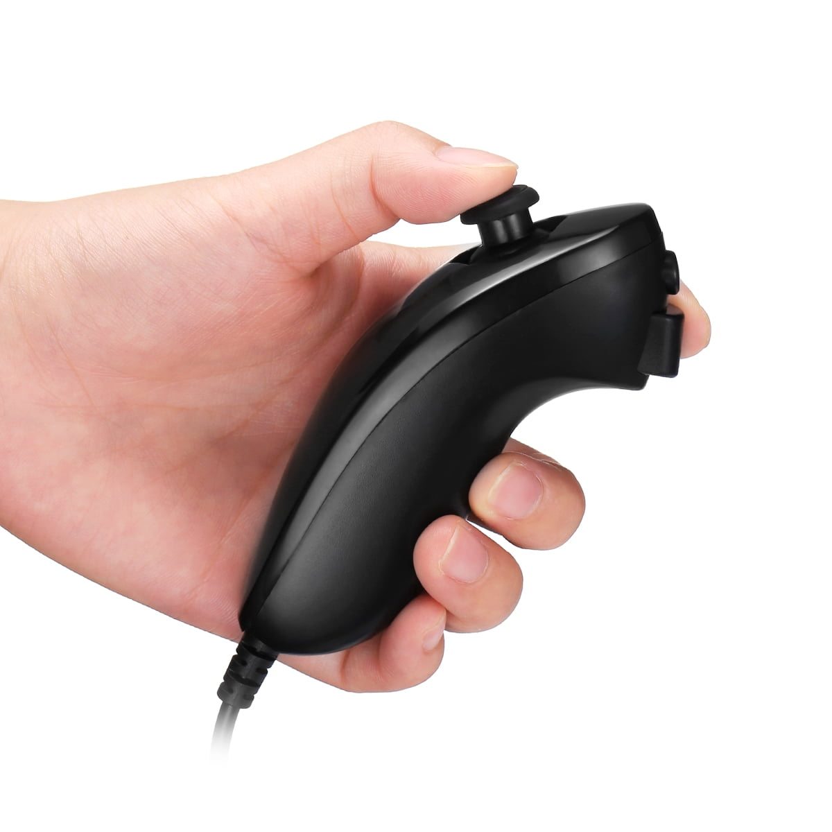 Hand, die eine schwarze Wii-Fernbedienung mit Joystick und Tasten hält.