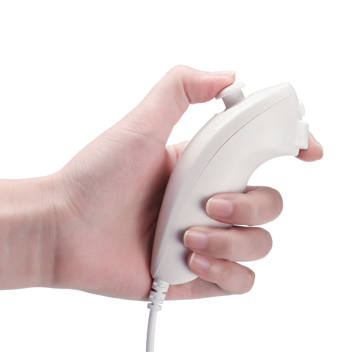 Hand, die eine weiße Wii-Fernbedienung mit Joystick, Tasten und Kabel hält.