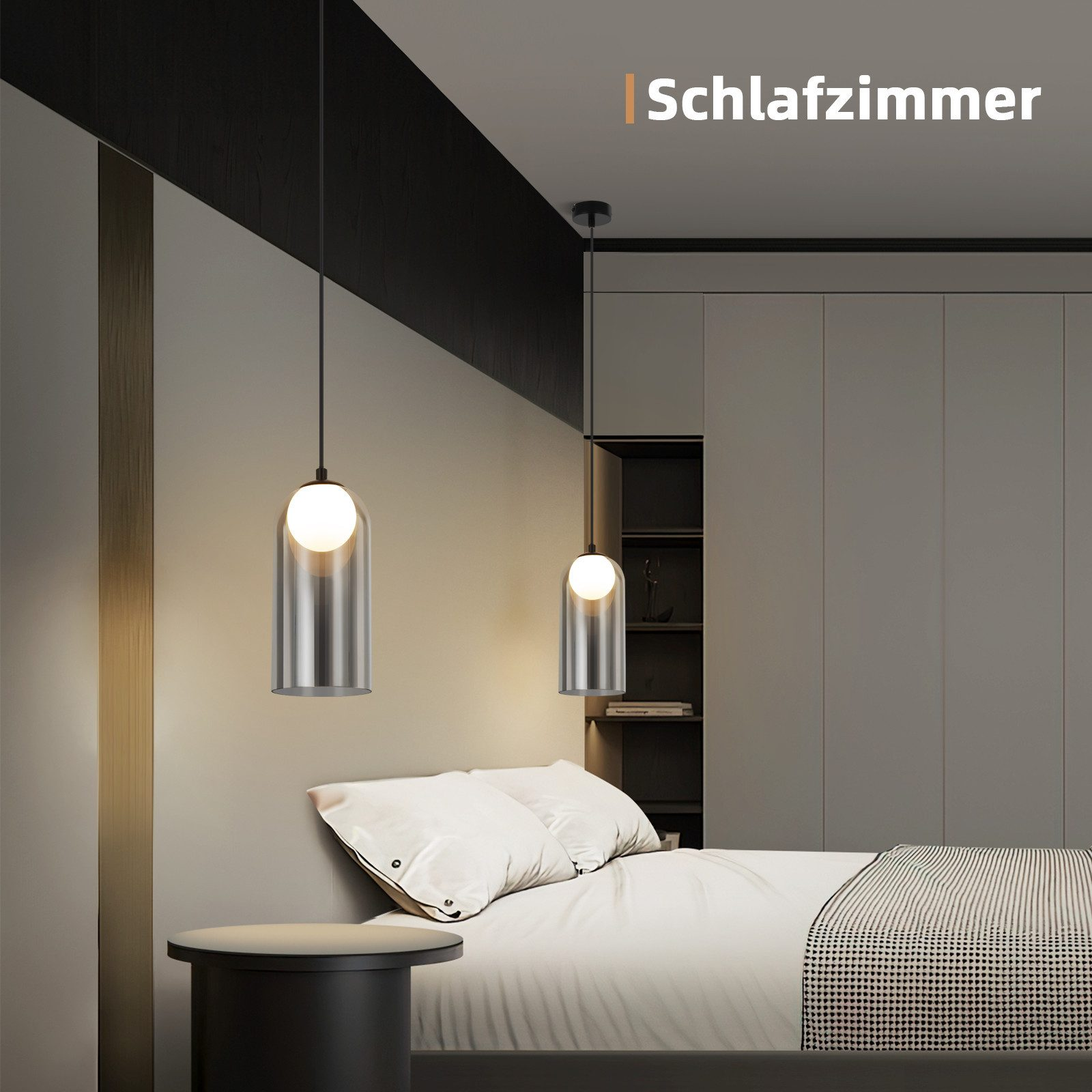 Una camera da letto con due lampade a sospensione.
