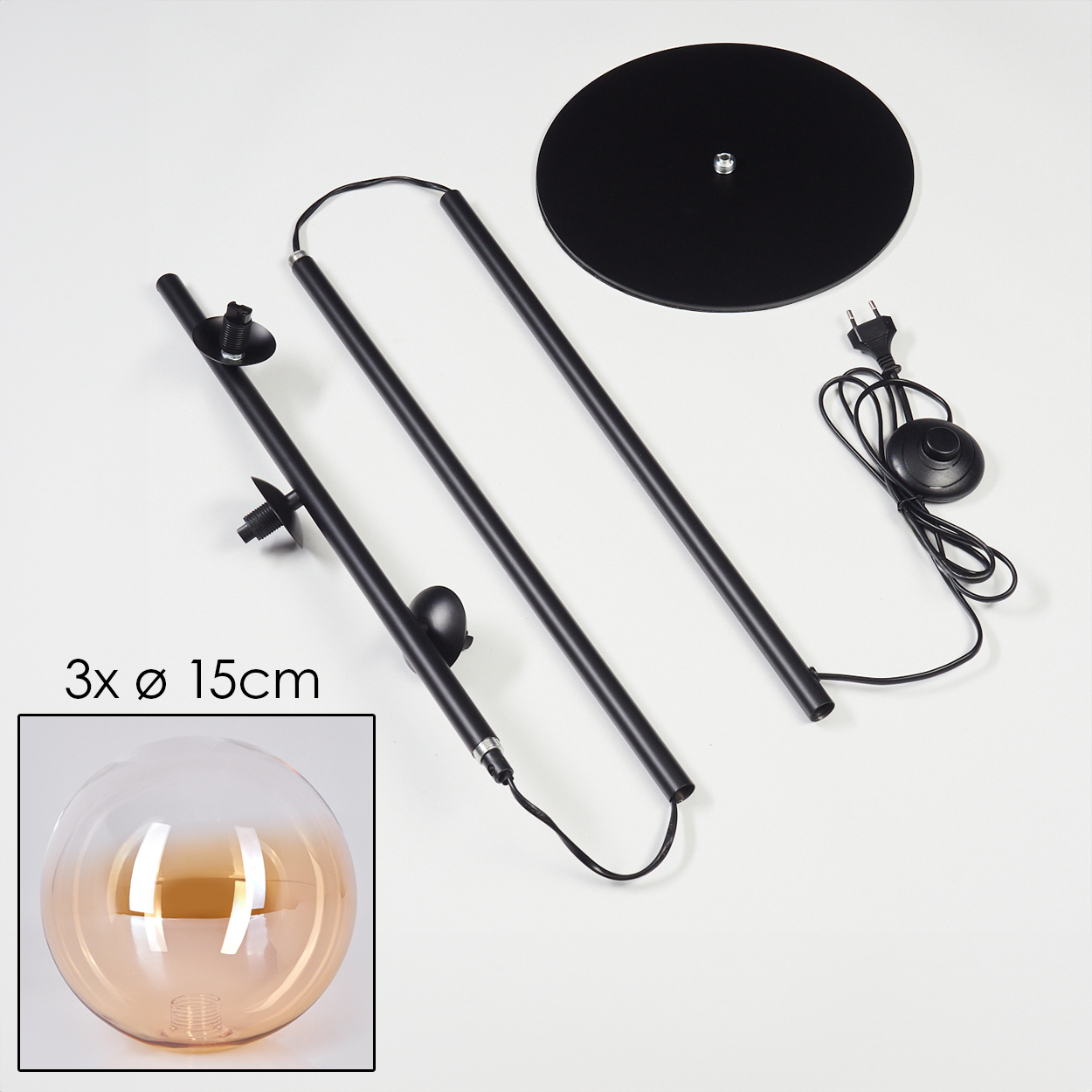 Komponenten einer schwarzen Stehlampe: Sockel, Stange, Kugeln und Netzkabel. Der Hintergrund ist weiß.