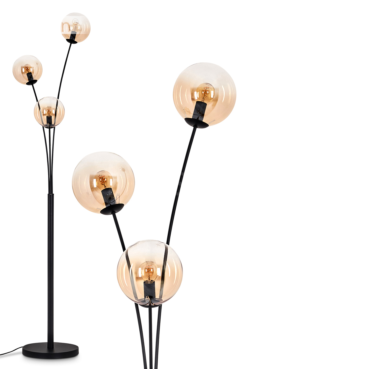 Schwarze Stehlampe mit fünf bernsteinfarbenen Glaskugelleuchten. Weißer Hintergrund.