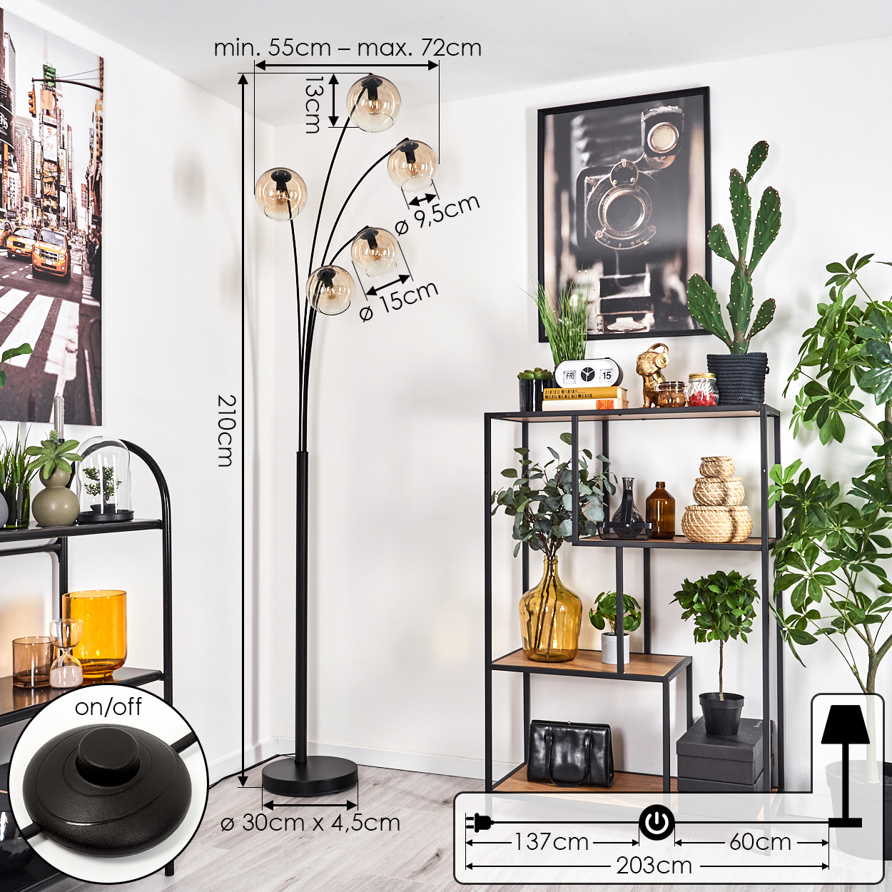 Schwarze Stehlampe mit bernsteinfarbenen Glasschirmen, Maße an weißer Wand mit Dekoration.