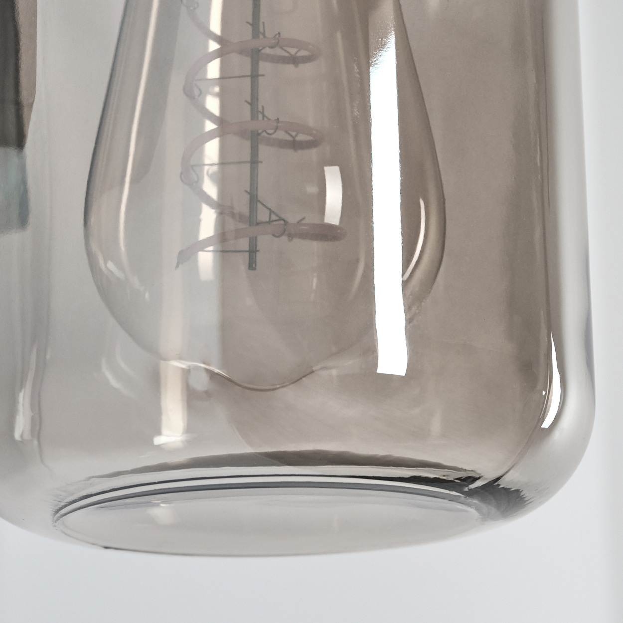 Nahaufnahme des Glas-Gläser-Schirms, eine sichtbare Glühbirne und Details des Inneren.