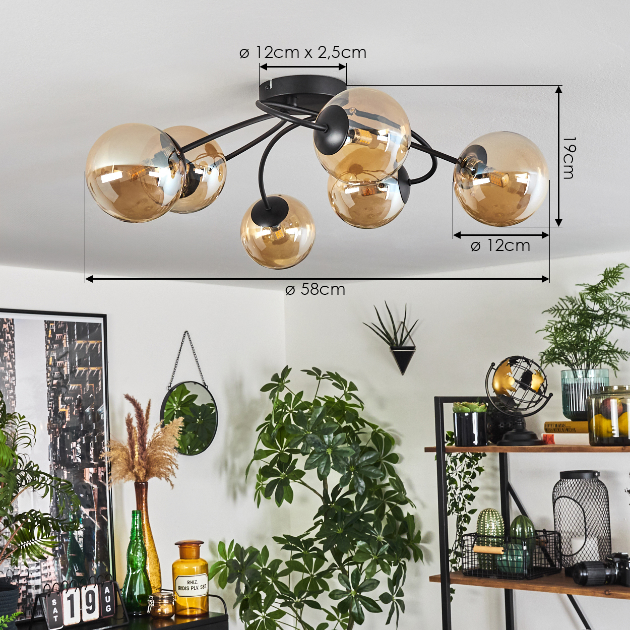 Deckenlampe mit bernsteinfarbenen Glaskugeln, Abmessungen gezeigt, mit Deko im Hintergrund.
