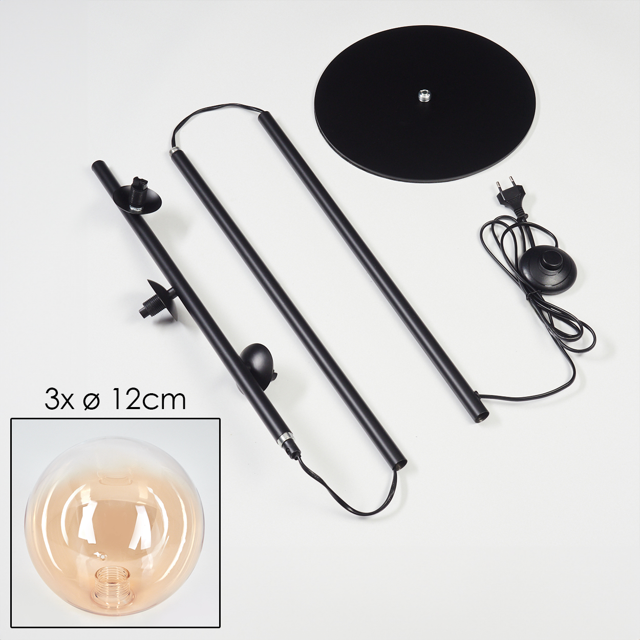 Zerlegte schwarze Stehlampe mit drei Stäben, einem runden Sockel und einer Glühbirne. Die Glühbirne ist bernsteinfarben und rund.