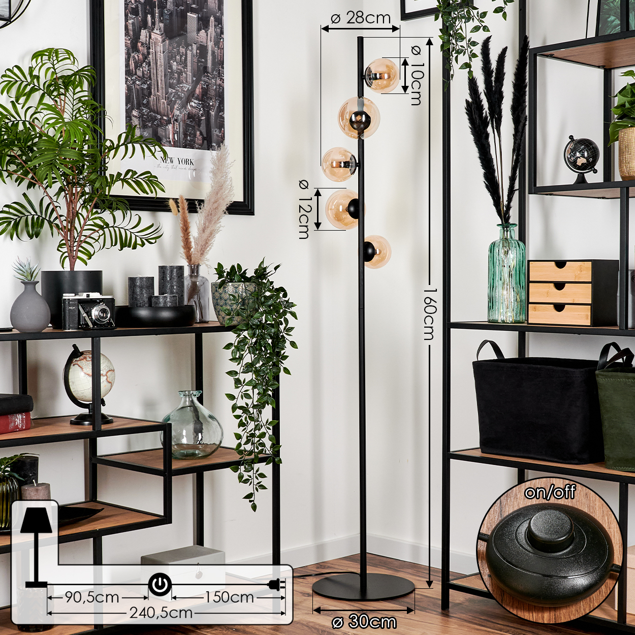 Schwarze Stehlampe mit bernsteinfarbenen Glühbirnen. Zimmerecke mit Regalen, Deko und New York Bild an der Wand.