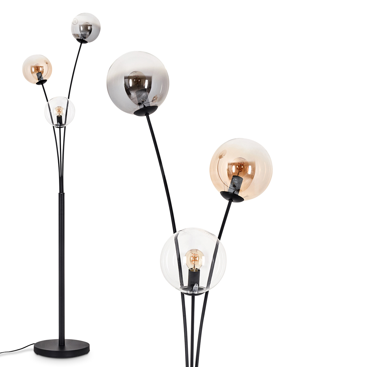 Schwarze Stehlampe mit drei Glühbirnen. Zwei Glühbirnen sind bernsteinfarben. Die Lampe steht vor weißem Hintergrund.