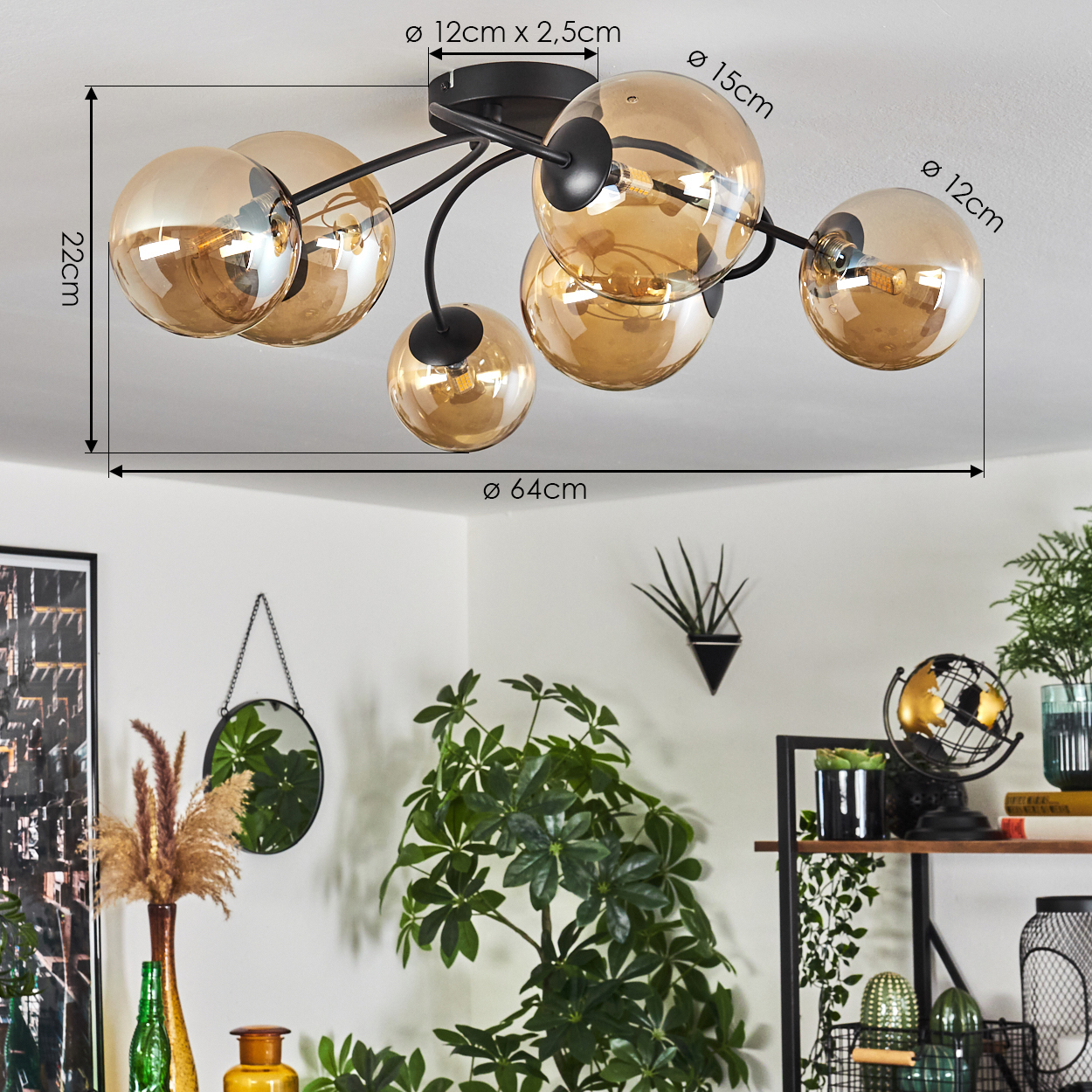 Deckenlampe mit Abmessungen. Sechs bernsteinfarbene Glaskugeln, Pflanzen und Deko im Hintergrund.