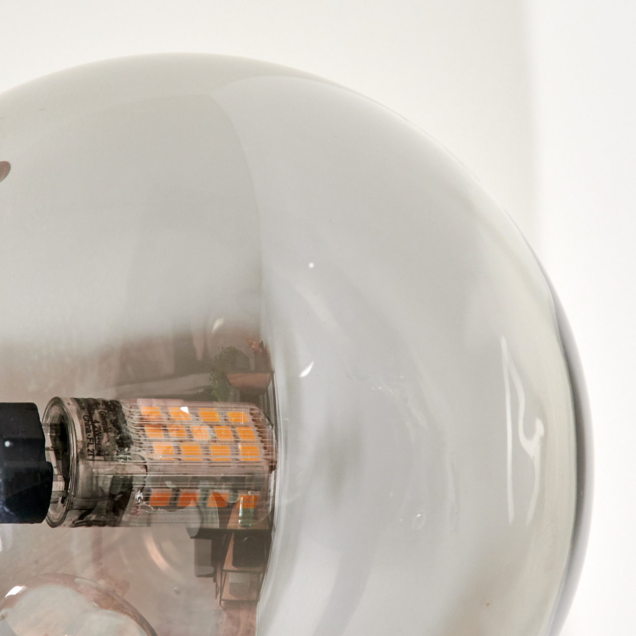 Nahaufnahme einer durchsichtigen Glühbirne, die die internen LED-Komponenten im Inneren zeigt.
