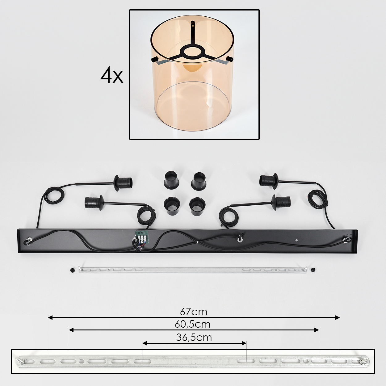 Ein Flachpack für eine Lampe. Es enthält vier bernsteinfarbene Glasschirme, Lampenfassungen und einen Metallstab mit Maßen.