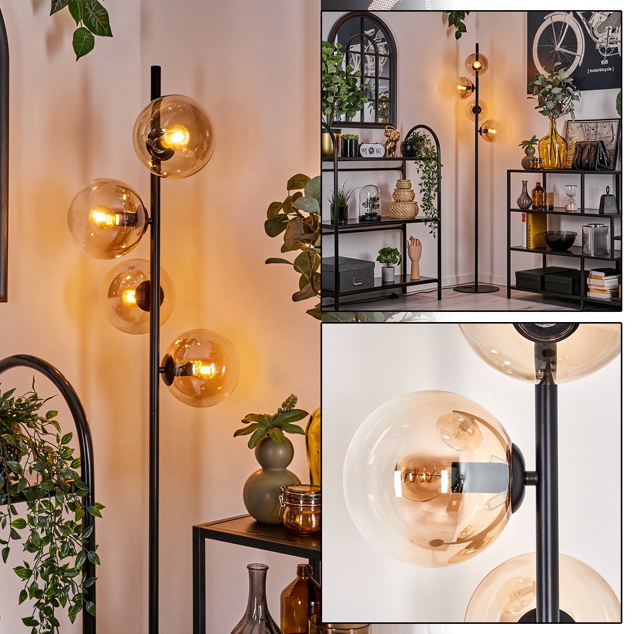 Eine schwarze Stehlampe mit vier bernsteinfarbenen Glaskugeln beleuchtet einen Raum mit Dekoration. Pflanzen und Regale sind im Hintergrund.