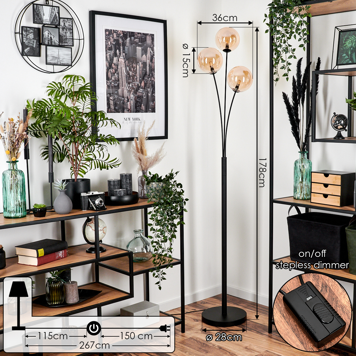 Schwarze Stehlampe mit bernsteinfarbenen Glaskugeln. Innenszene mit Regalen, Pflanzen und New York-Bild an der Wand.