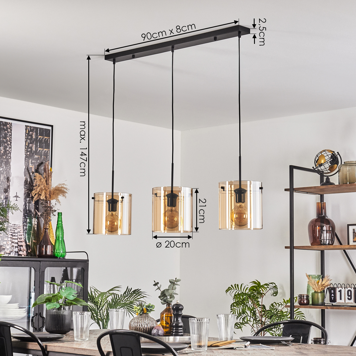 Esszimmer-Szene, drei Pendelleuchten mit bernsteinfarbenen Glasschirmen, Abmessungen und Holztisch mit Dekoration.
