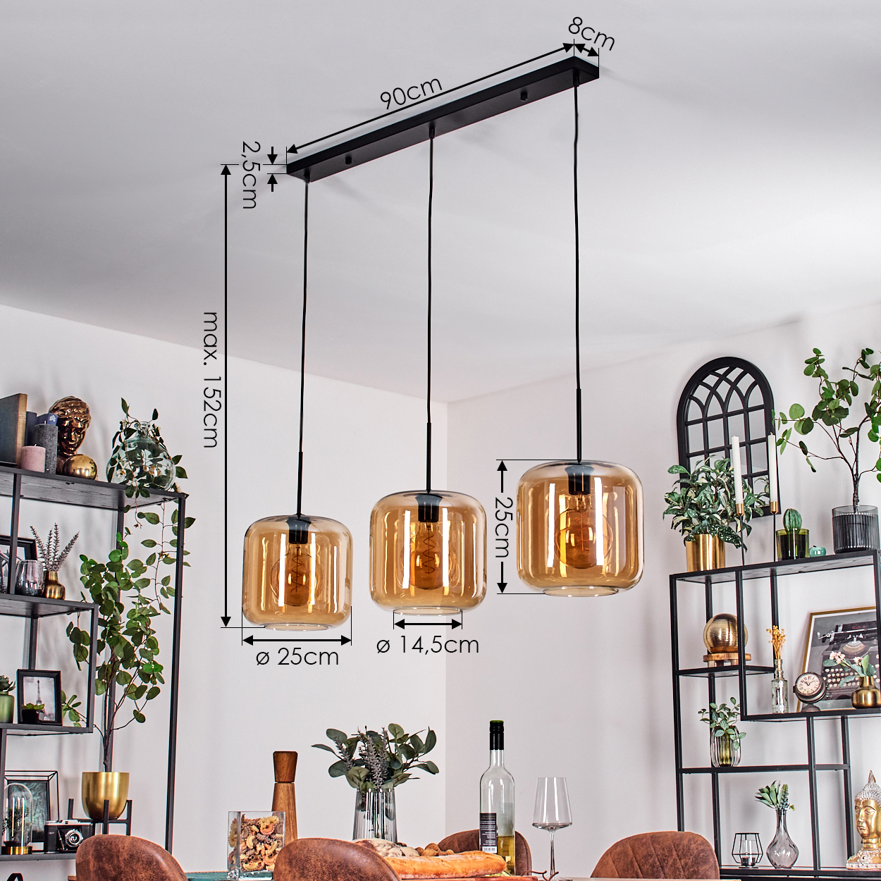 Drei Pendelleuchten mit bernsteinfarbenen Glasschirmen, Abmessungen gezeigt, in einem Esszimmer.