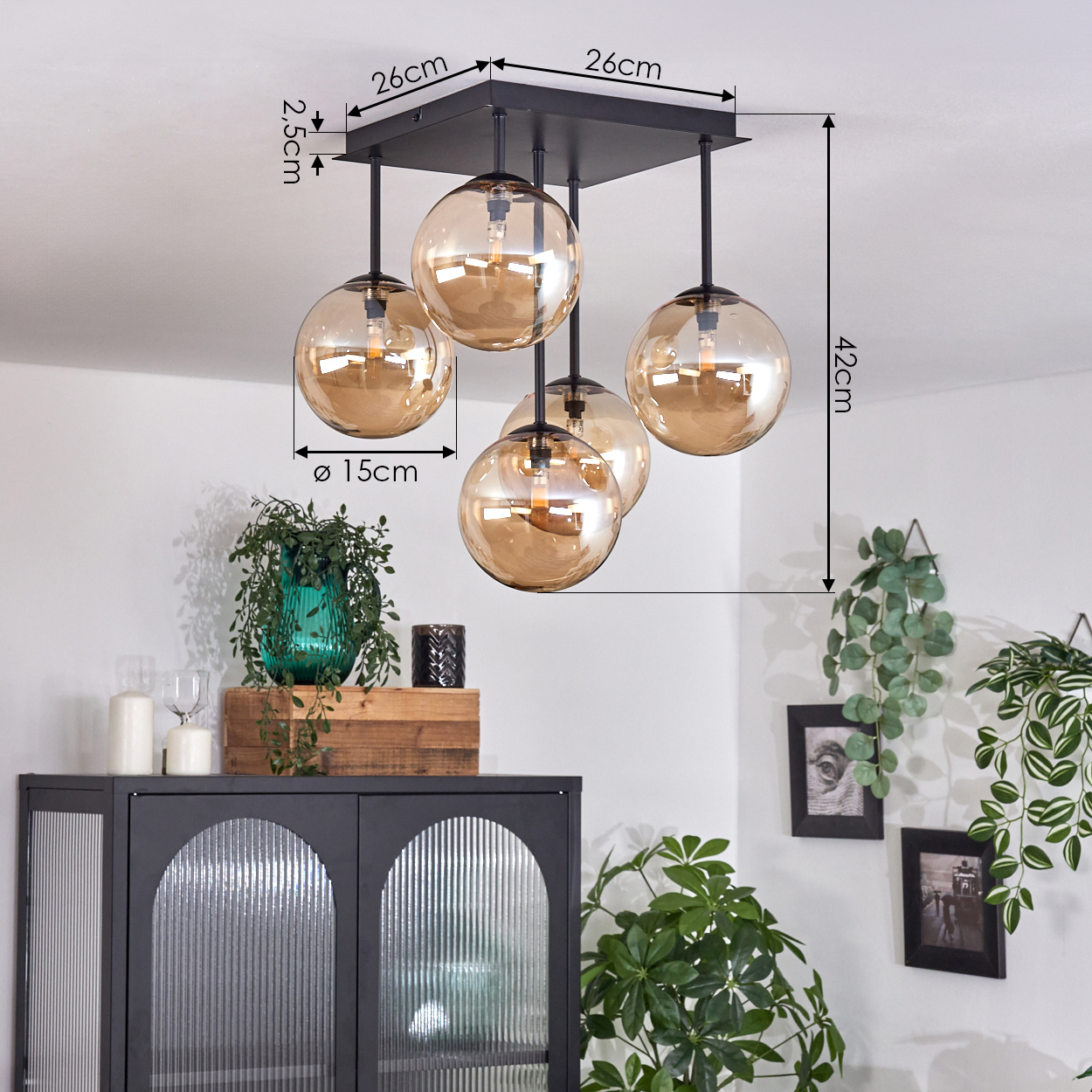 Deckenlampe mit fünf bernsteinfarbenen Glaskugeln. Schwarzer Rahmen. Abmessungen sind im Bild angegeben.