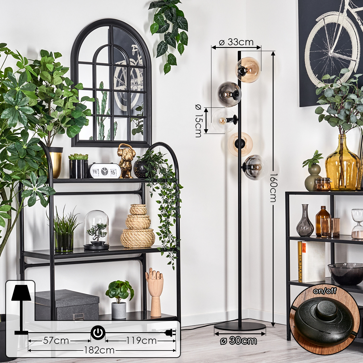 Ein Zimmer mit einer schwarzen Stehlampe, Regalen und Dekoration. Maße der Lampe werden zusammen mit einem Fußschalter gezeigt.