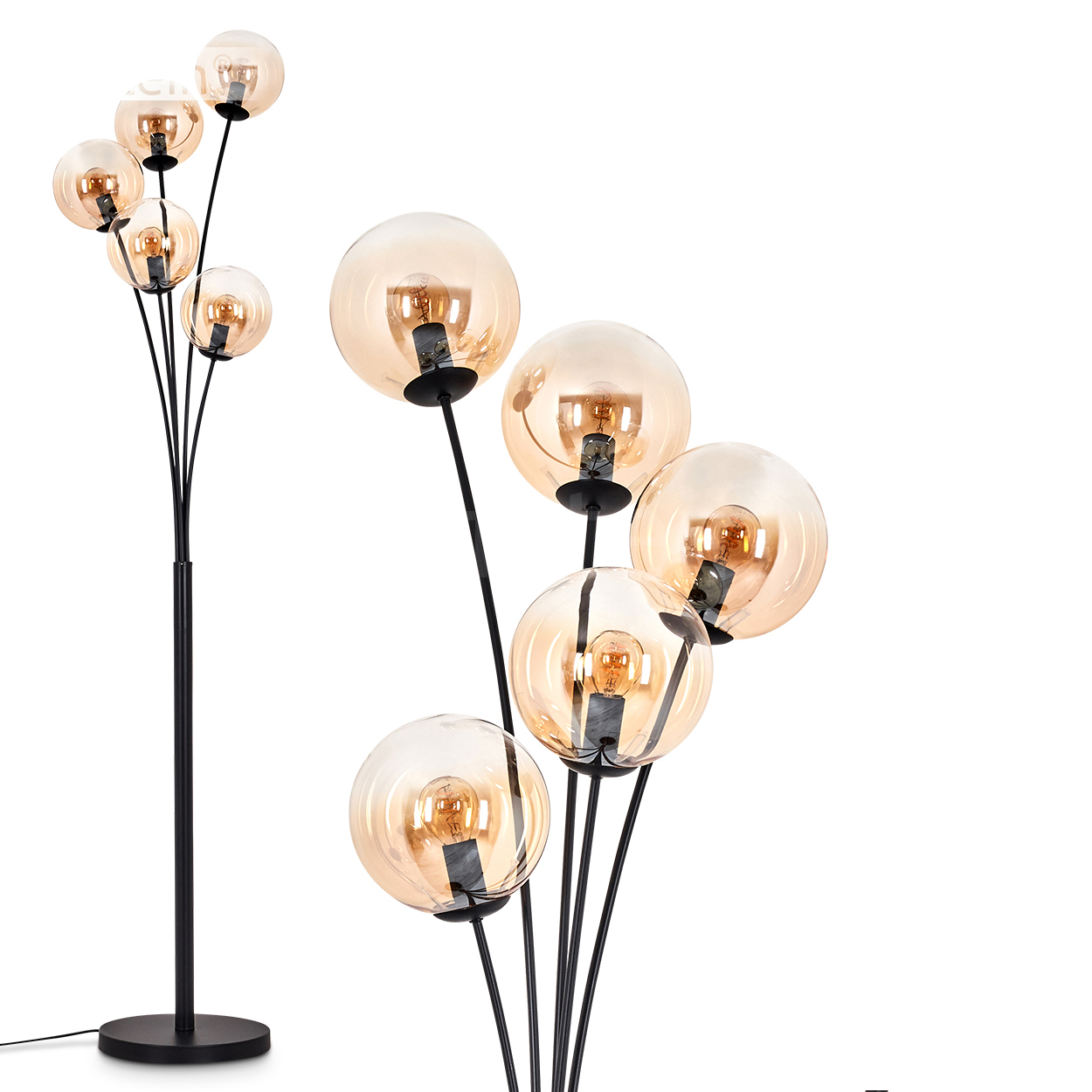 Schwarze Stehlampe mit bernsteinfarbenen Glaskugellampen. Weißer Hintergrund.