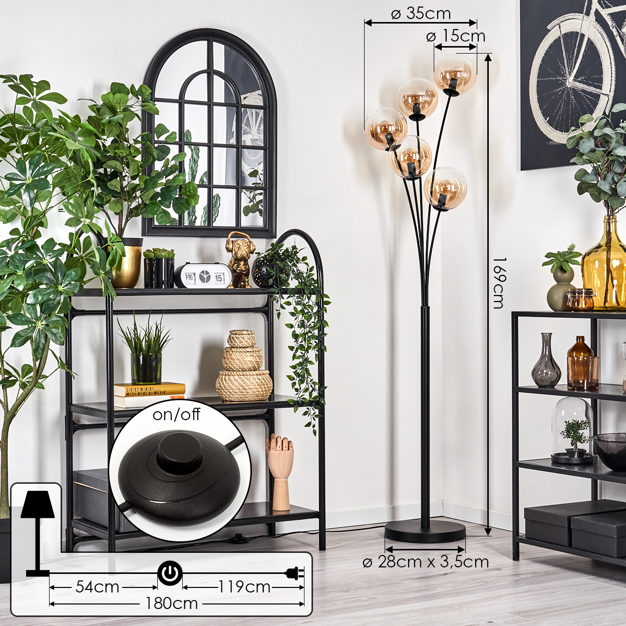 Ein Zimmer mit einer schwarzen Stehlampe, Regalen und Dekoration. Die Lampe hat Kugelschirme, und ein Fußschalter wird gezeigt.