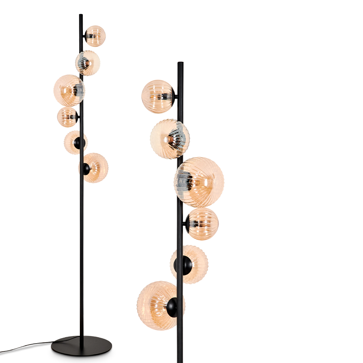 Stehlampe mit mehreren bernsteinfarbenen Glaskugeln und sichtbaren Glühbirnen, vor weißem Hintergrund.