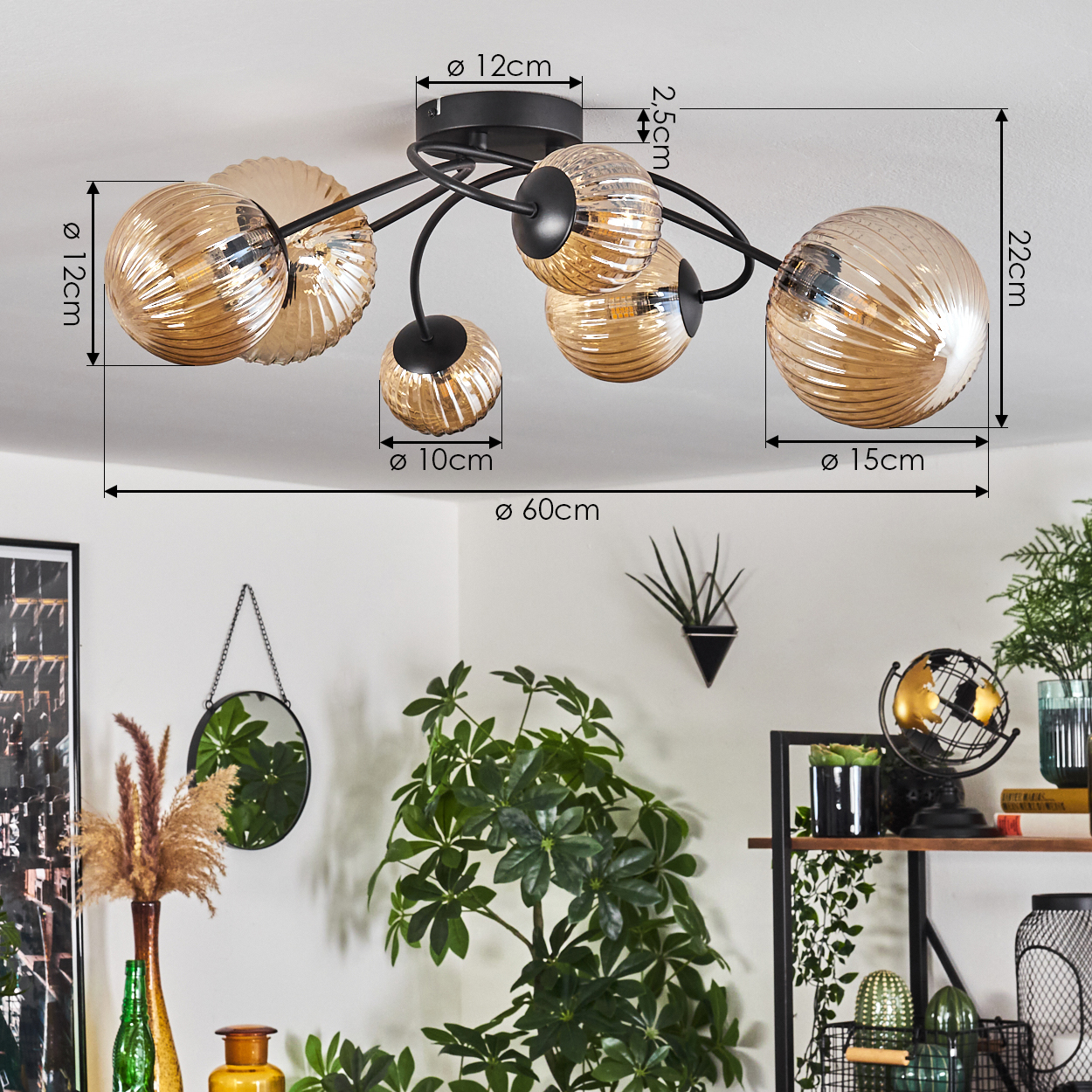 Deckenlampe mit sechs bernsteinfarbenen Glaskugeln. Abmessungen und Kontext eines Raumes.