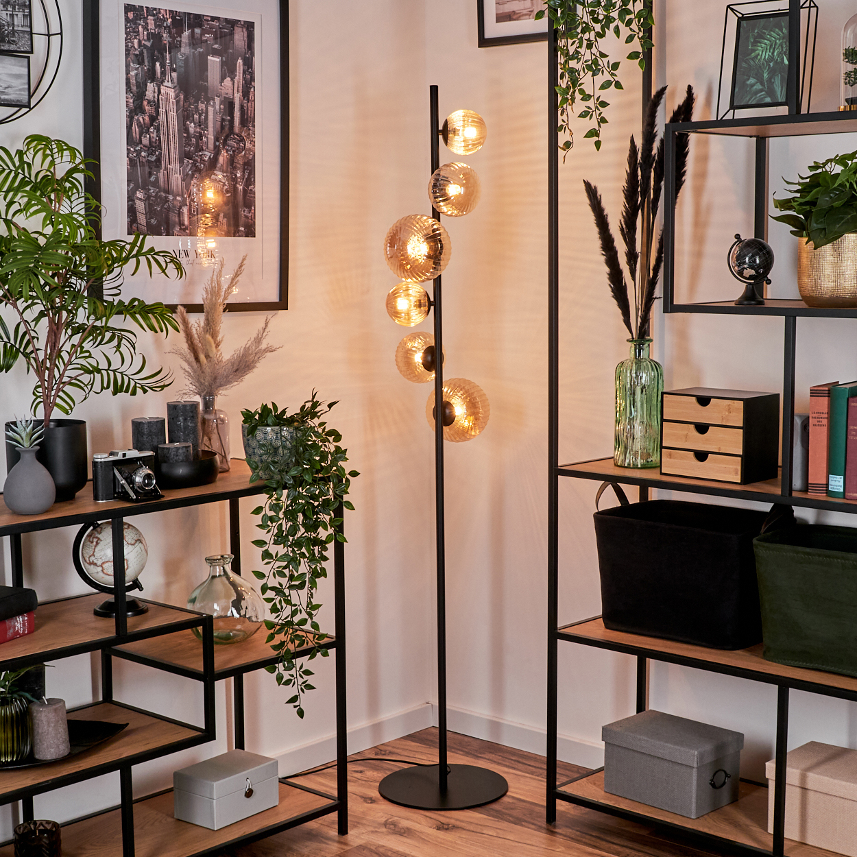 Moderne Stehlampe mit bernsteinfarbenen Glaskugeln, in einer Ecke eines Raumes mit Dekor.