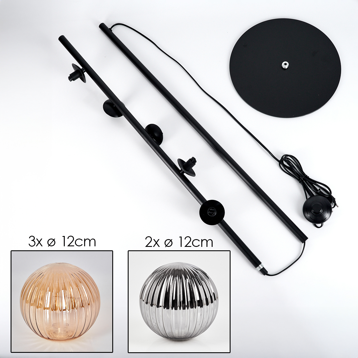 Stehlampenkomponenten: schwarzer Sockel, Stäbe und zwei dekorative Kugeln. Die Kugeln sind aus Glas, silbern und bernsteinfarben.