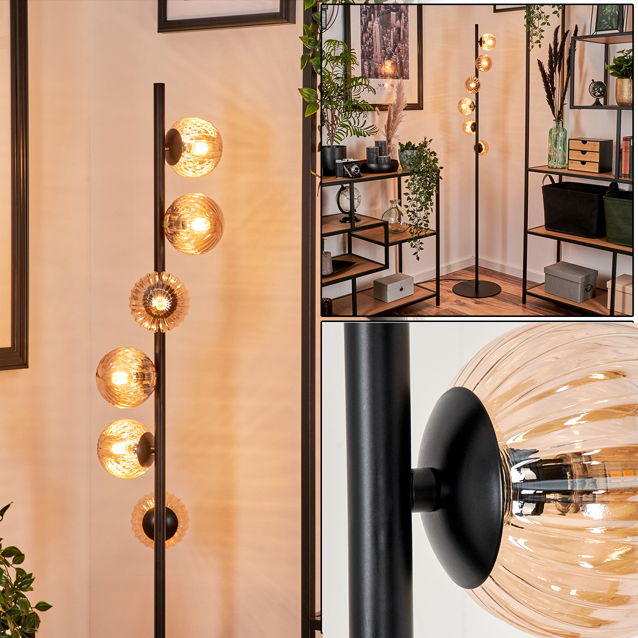 Schwarze Stehlampe mit bernsteinfarbenen Kugeln in einem Raum. Eine weitere Lampe im Hintergrund, Regale an der Seite.