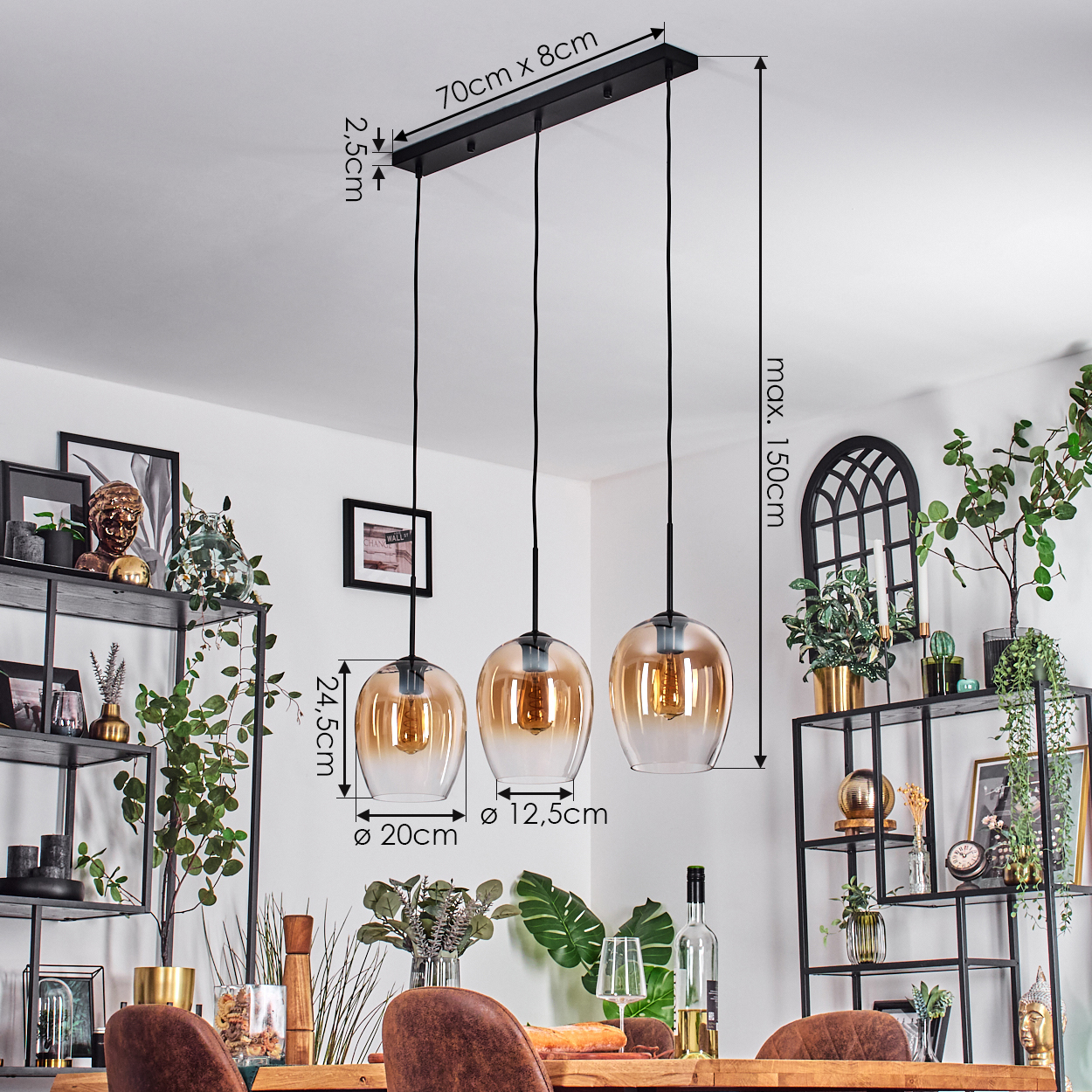 Esszimmer mit hängenden bernsteinfarbenen Glaskugelleuchten, Maßangaben.