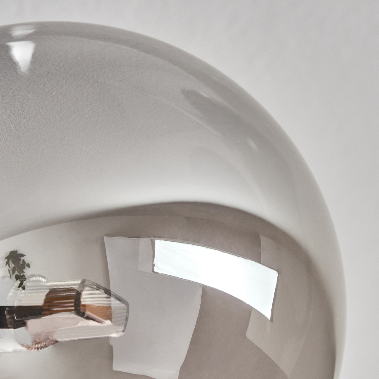 Nahaufnahme einer Glaskugel. Weißer Hintergrund. Lichtreflexion.