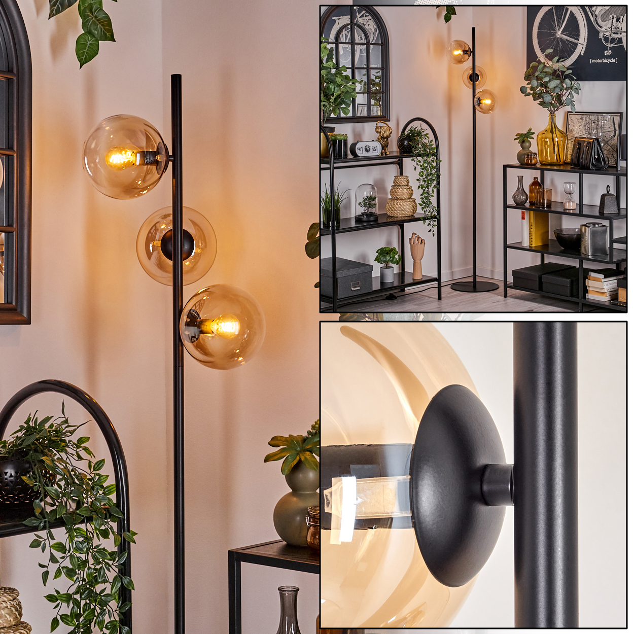 Eine Stehlampe mit drei bernsteinfarbenen Glaskugeln, einem schwarzen Pfahl und einem schwarzen Sockel, in einer Raumeinstellung platziert.