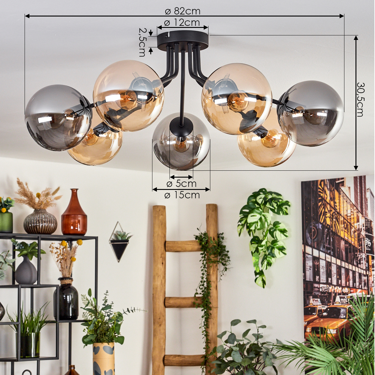 Deckenlampe mit bernsteinfarbenen und grauen Kugeln. Zeigt Abmessungen. Heimdeko mit Pflanzen und Leiter.