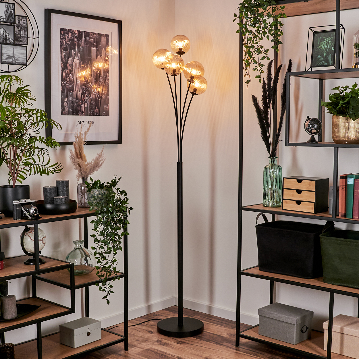 Stehlampe mit mehreren bernsteinfarbenen Kugeln. Dekor und Kunst befinden sich im Hintergrund, mit einem New York Bild.