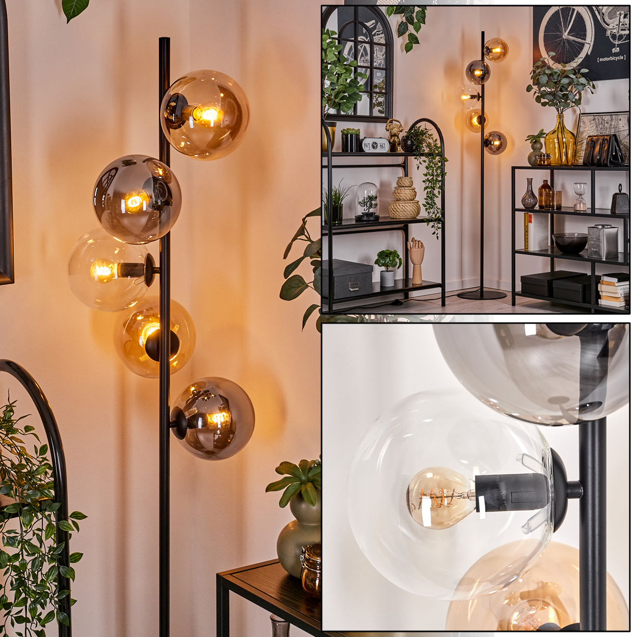 Wohnzimmer mit Stehlampe und Dekoration. Lampe hat klare und bernsteinfarbene Glühbirnen. Regale mit Gegenständen sichtbar.