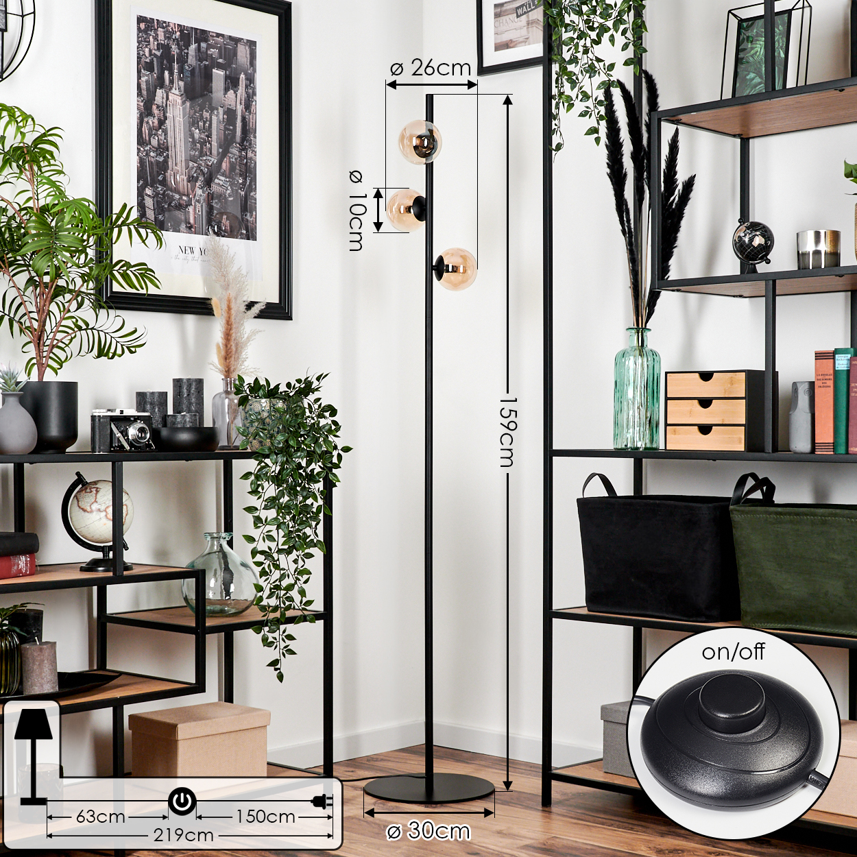 Stehlampe mit bernsteinfarbenen Kugeln. Inneneinrichtung, New York Poster, Regale und Deko.