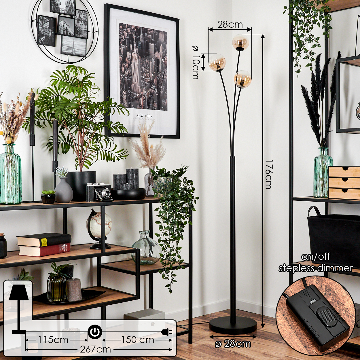 Schwarze Stehlampe mit drei bernsteinfarbenen Glasschirmen in einem Raum mit Regalen, Pflanzen und einem New York-Bild.