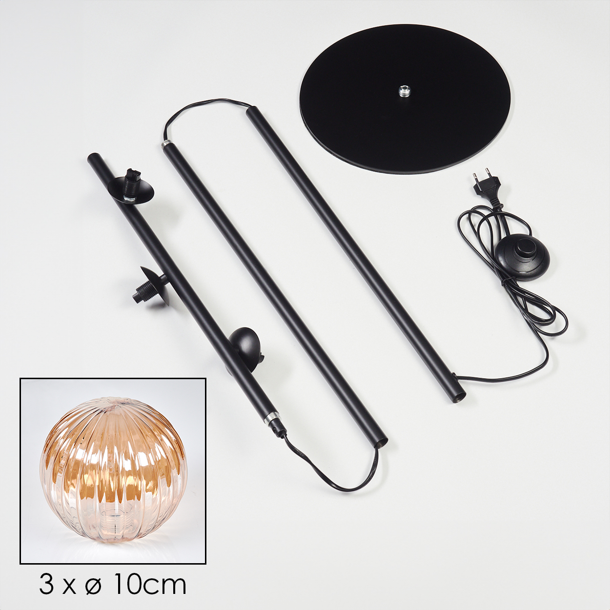 Teile für eine Stehlampe: Sockel, Stäbe und Glaskugel. Isoliert auf weißem Hintergrund.