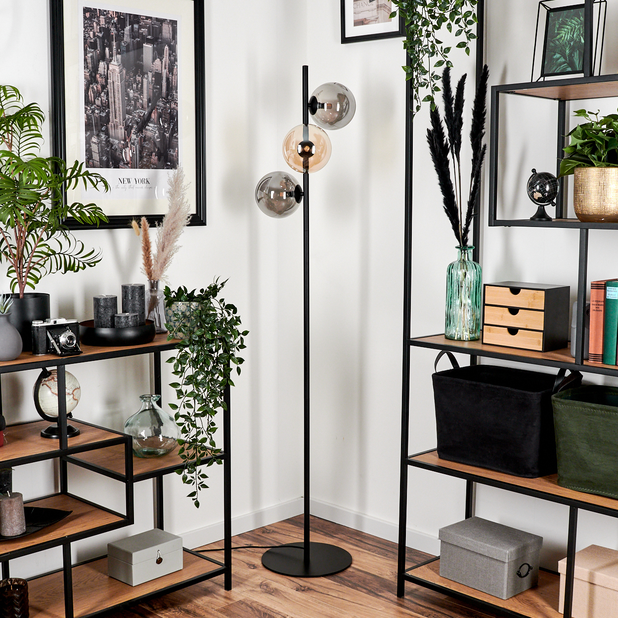 Zimmerecke mit Stehlampe, Regalen, Pflanzen und einem New York-Stadtbild.