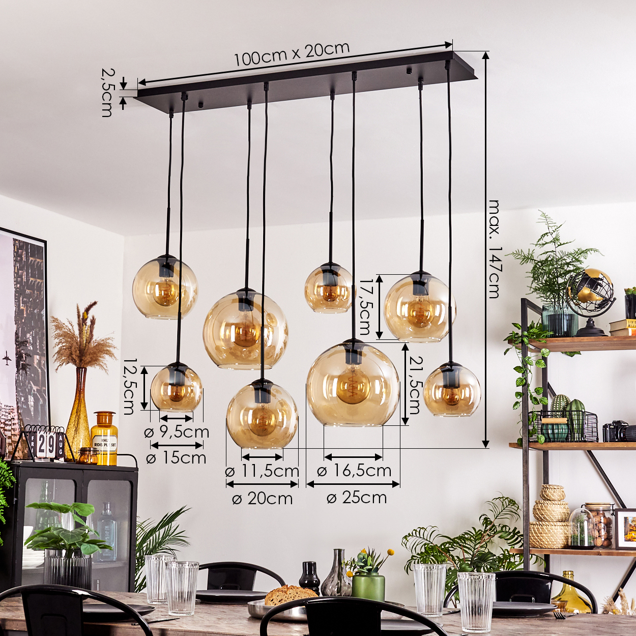 Diagramm des Kronleuchters mit Abmessungen. Acht Pendelleuchten aus bernsteinfarbenem Glas hängen über einem Tisch.