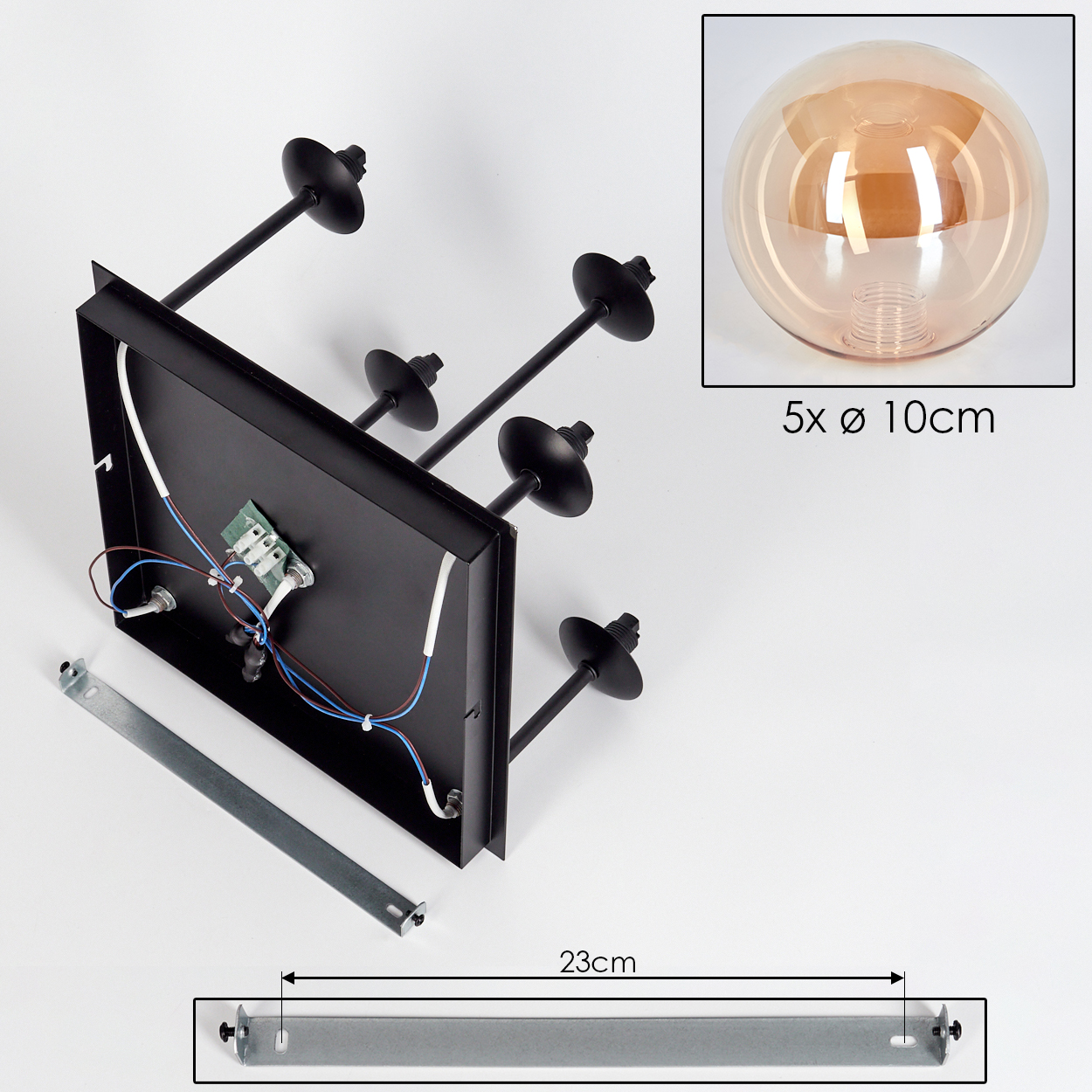 Schwarze Deckenleuchtenteile. Ein schwarzes Quadrat, Stangen und die Lichtkugeln und ein separates Metallteil.
