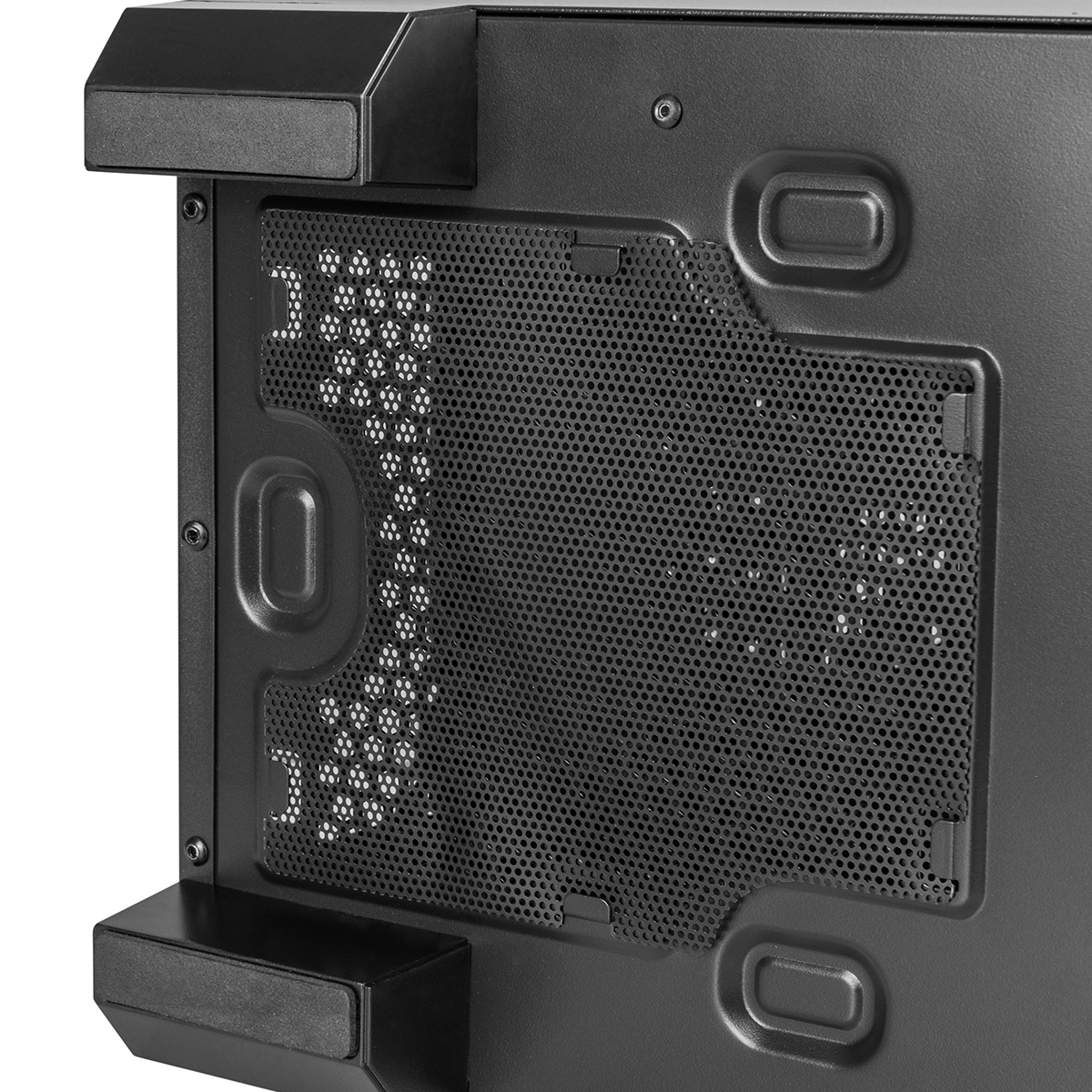 Zbliżenie spodu czarnej obudowy komputera z otworami wentylacyjnymi.